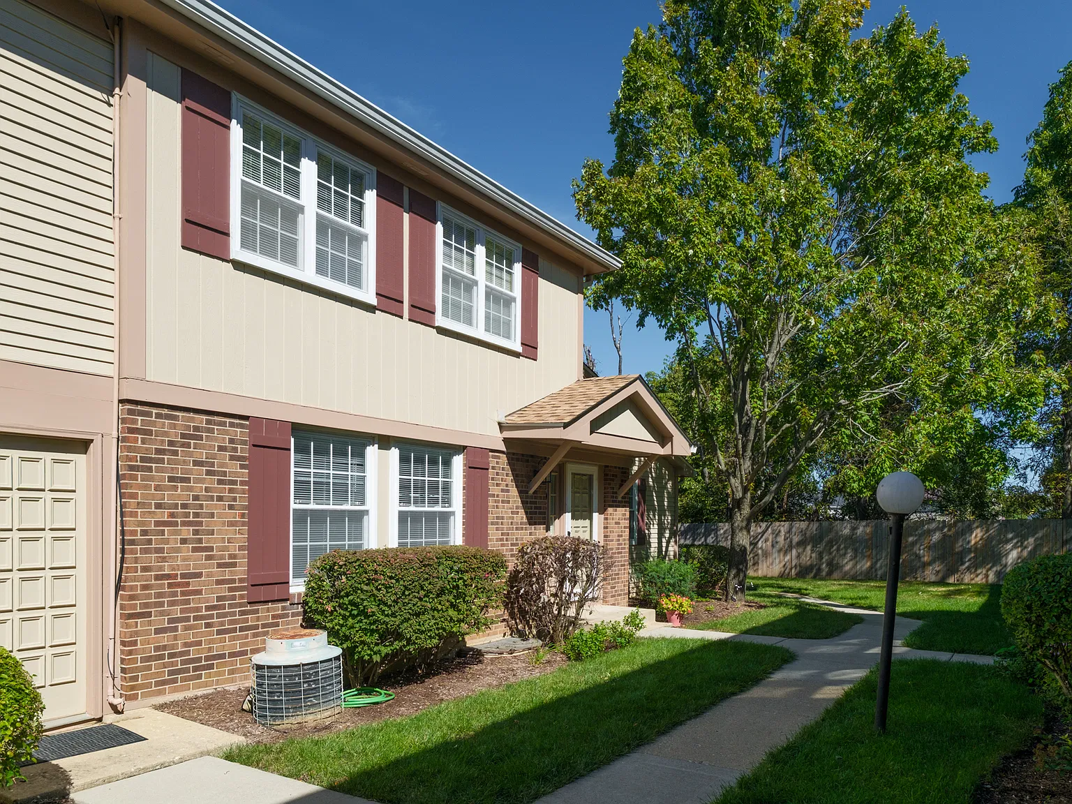 2 bed, 1.5 bath, 1250 sqft, $2,250 — Photo 2