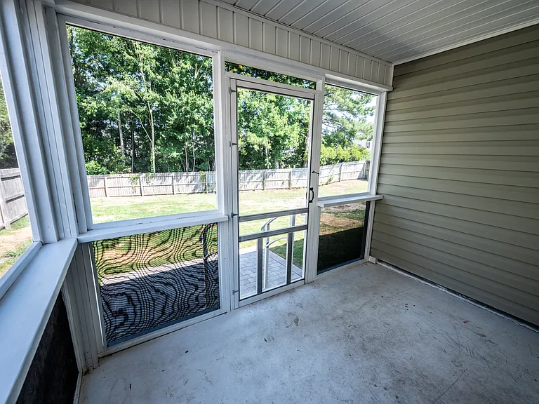 100 Lakeside Green Dr — Photo 6