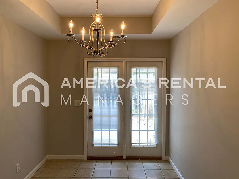 2819 Southwood Ln — Photo 13