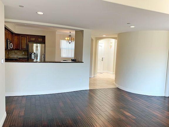 5th image of 10921 Whipple St #407
