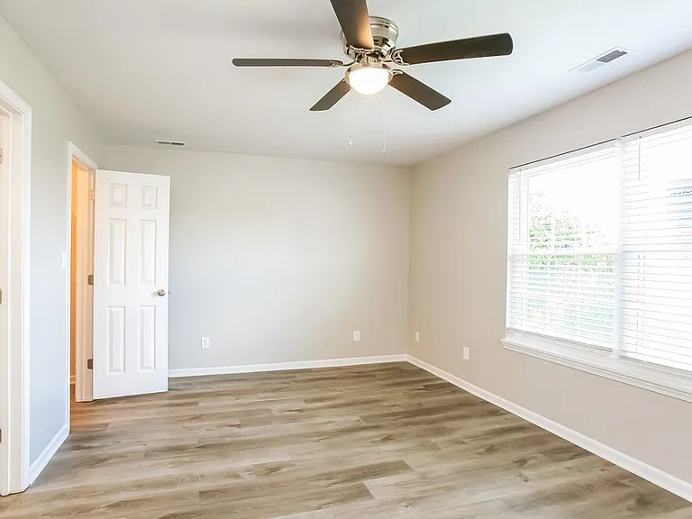 1015 Redwood Dr — Photo 9