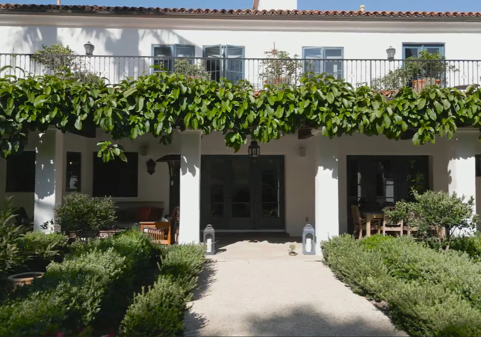 Luxury Santa Barbara Spanish Estate — Photo 2
