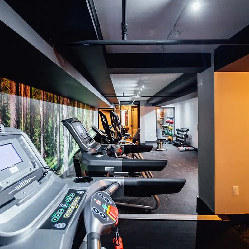ブルックリン横町 The Ballgreen Complex at 186 Lenox Road in