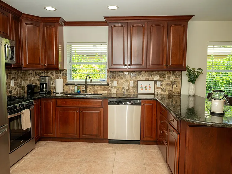 2247 Pineland Ave — Photo 14