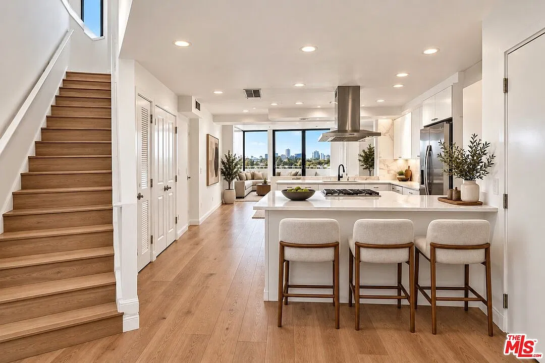 2 bed, 2.5 bath, 1740 sqft, $6,920 — Photo 2