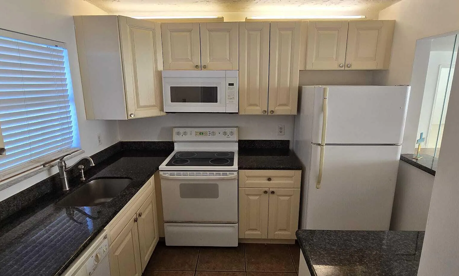 2 bed, 2.0 bath, 820 sqft, $2,200 — Photo 1