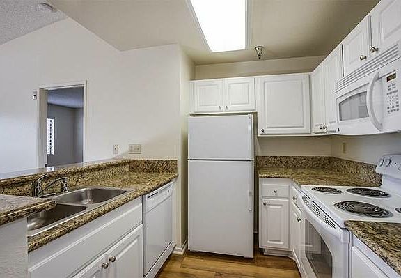 2nd image of 2314 Catalina Cir APT 250