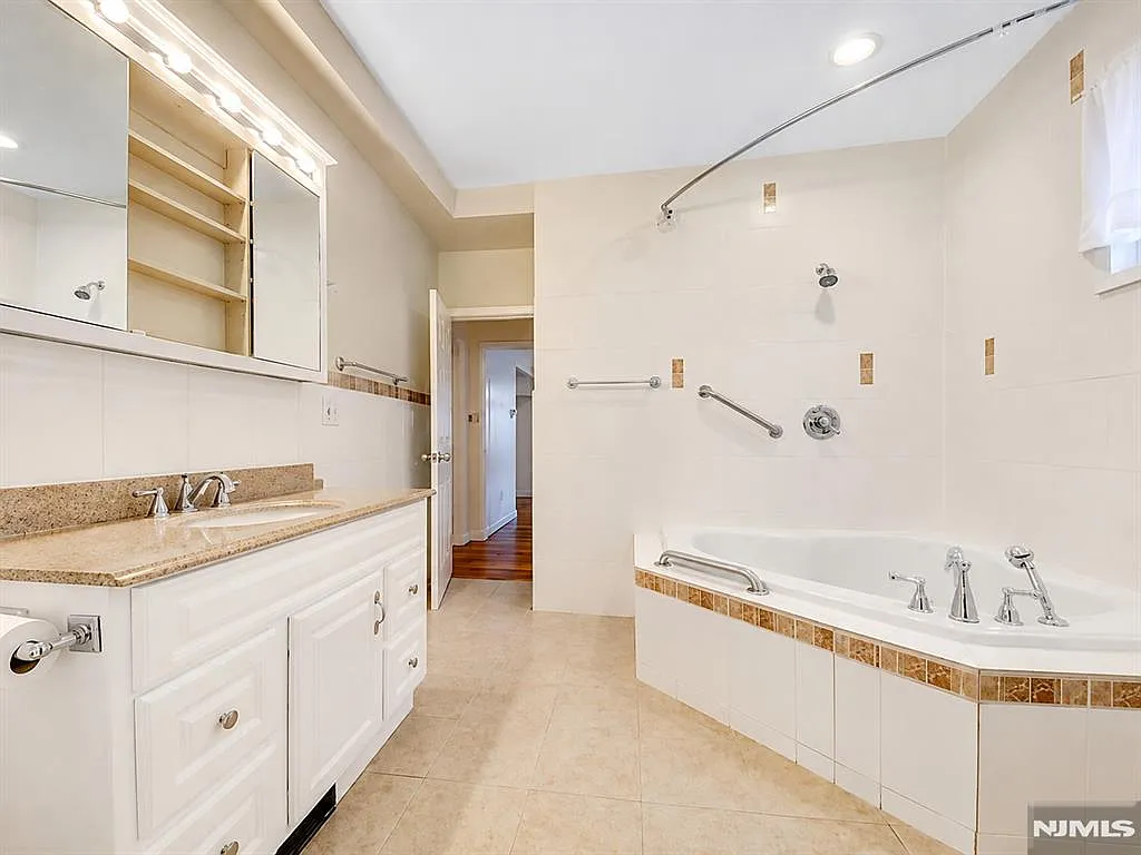 60 Morrissee Ave — Photo 4
