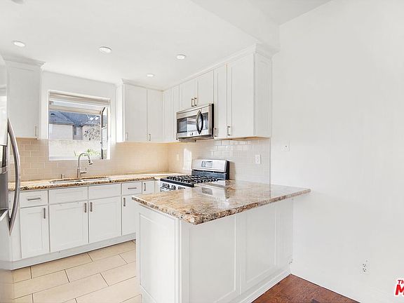 5th image of 15801 Wyandotte St Unit 108
