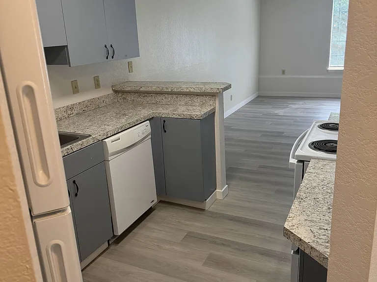 4054 NE 55th St #104 — Photo 12