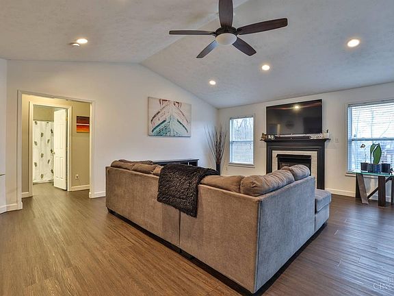 5th image of 30 Meadowlands Dr