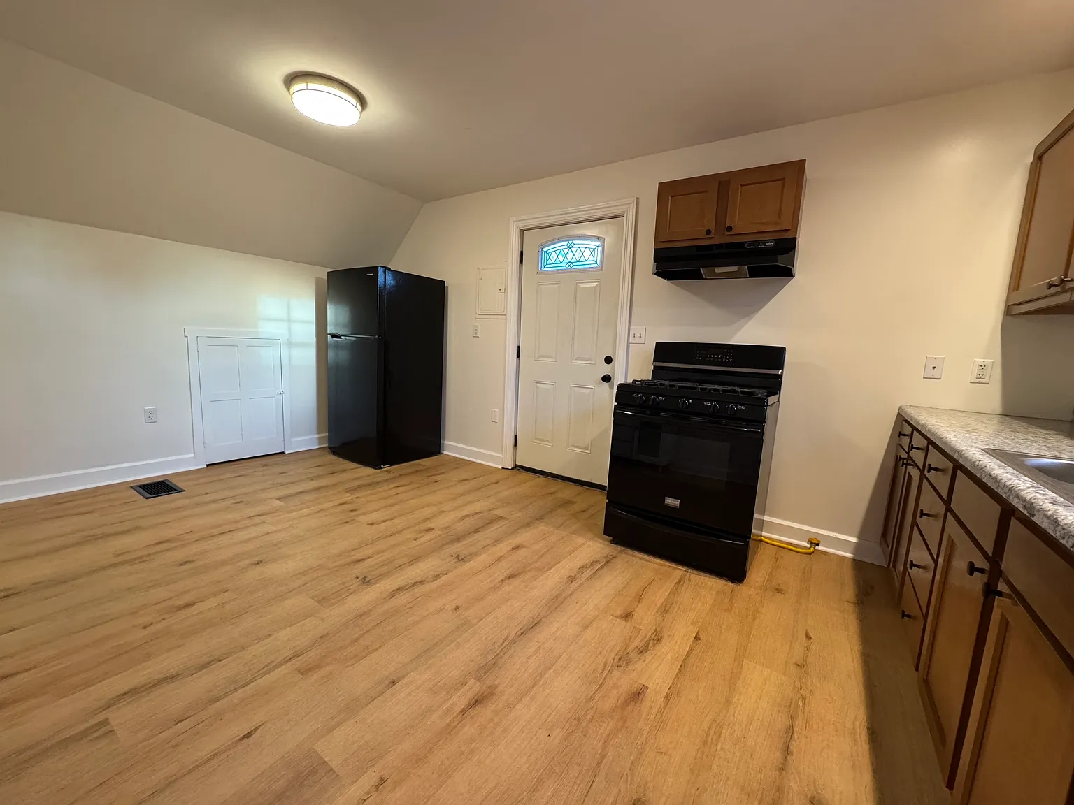 1828 Ekin Ave — Photo 4