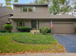 2 Lakewood Cir, Saint Charles, IL 60174