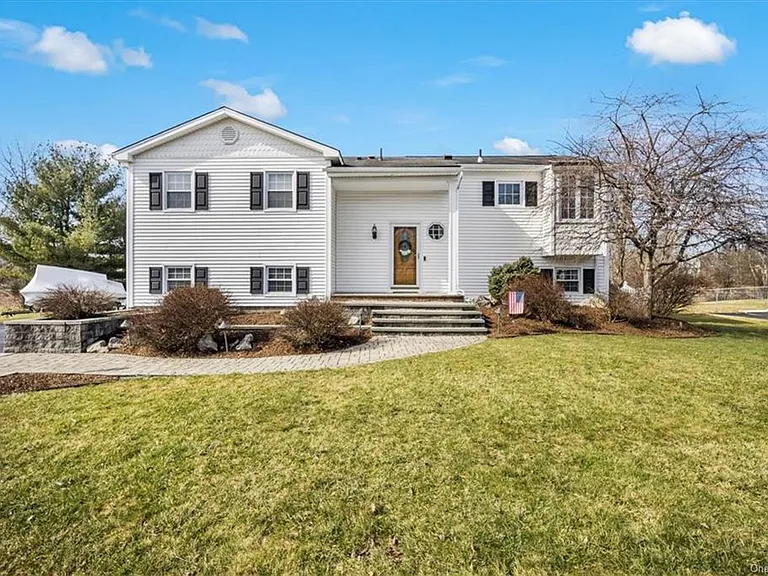 9 Pilgrim Ln — Photo 1