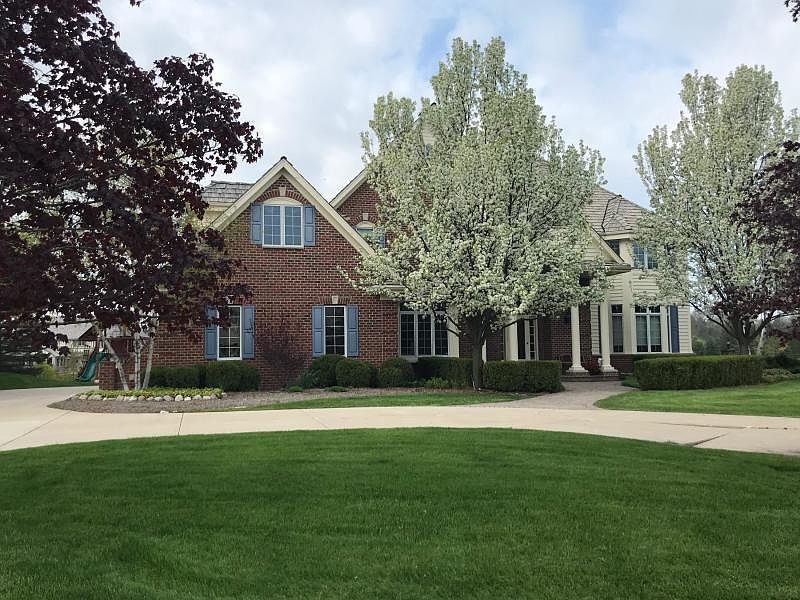1st image of 208 E Beechwood Ct