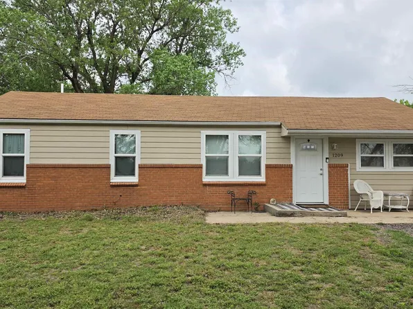 1209 N Kent Rd, Hutchinson, KS 67501