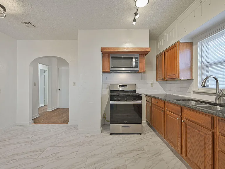 1805 NW 29th St — Photo 10