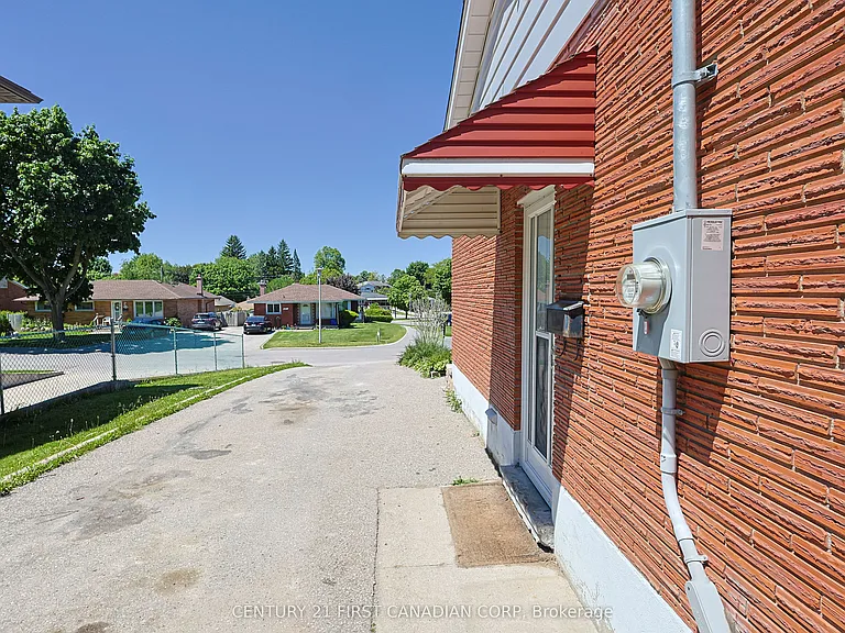 268 Burlington Cres #UPPER — Photo 30