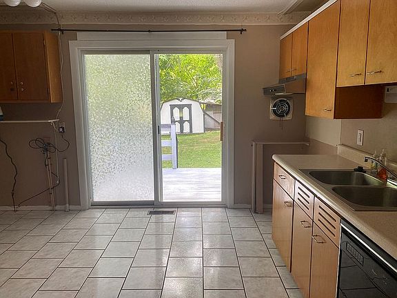 3rd image of 217 W Woodbury St