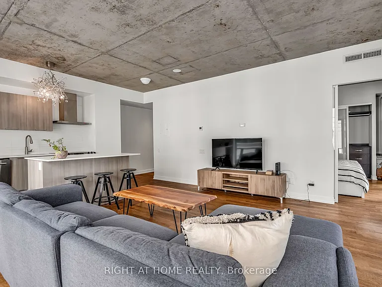 650 King St W #605 — Photo 15