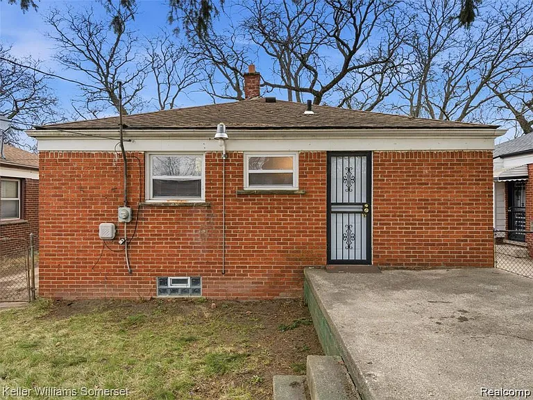 20271 Grandville Ave — Photo 15