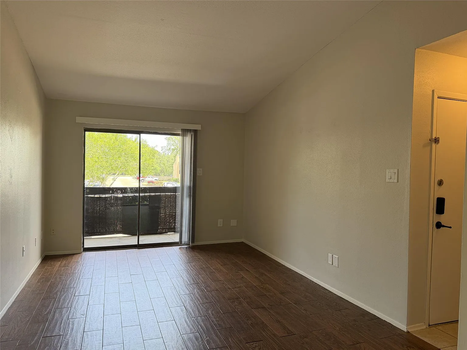 2 bed, 1.5 bath, 869 sqft, $1,295 — Photo 4