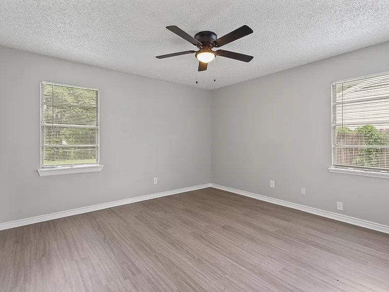 3847 Castle Hills Dr — Photo 9