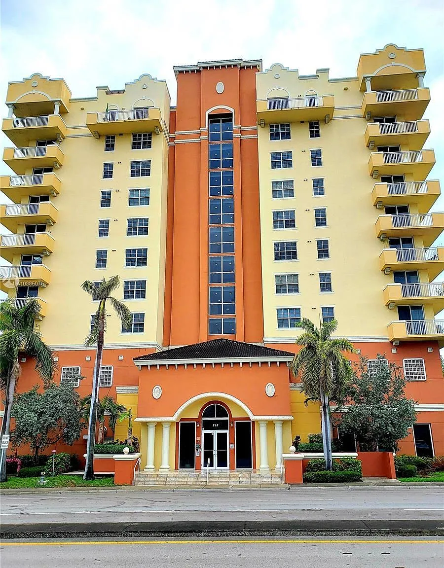 2 bed, 2.0 bath, 996 sqft, $2,700 — Photo 1