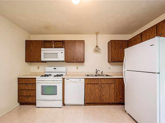 2nd image of 1098 Cranston Dr