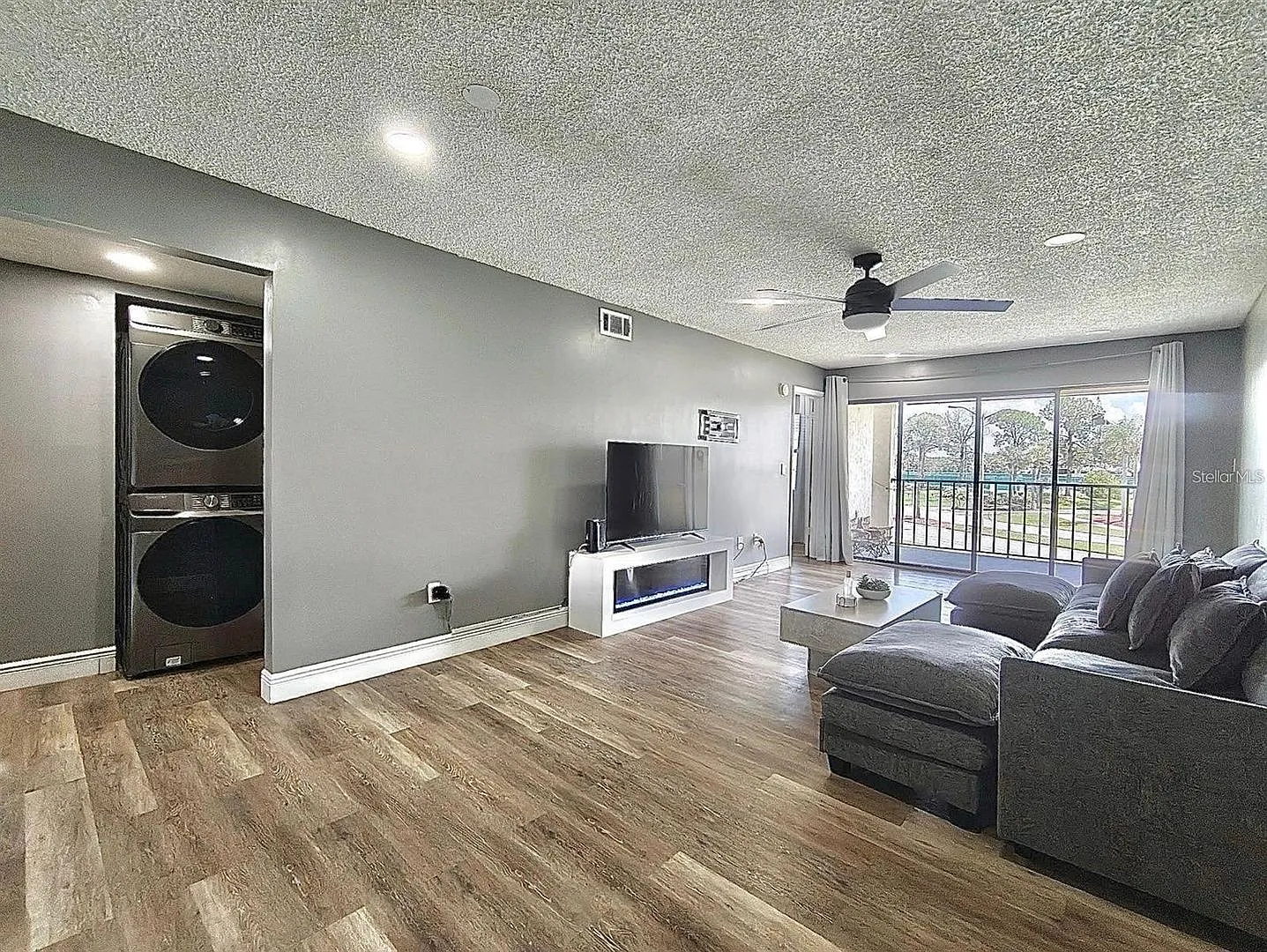Spacious 2-Bedroom, 2-Bath Condo in Guard-Gated Community — Photo 3