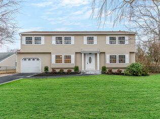 15 Loma St, Medford, NY 11763