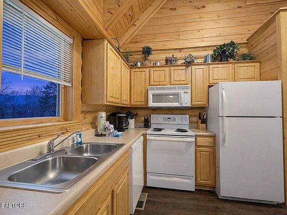 2nd image of 3221 Smoky Ridge Way