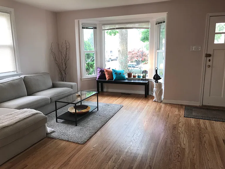 1643 Surrey Ln — Photo 2