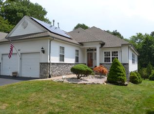 22 Narrowbrook Ct, Manalapan, NJ 07726
