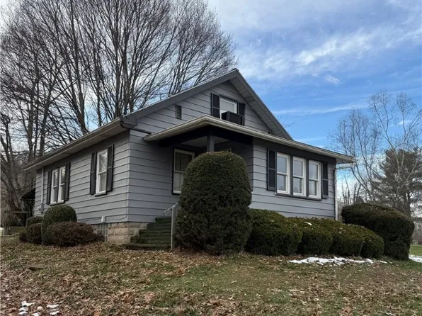 416 Country Club Dr, Ellwood City, PA 16117