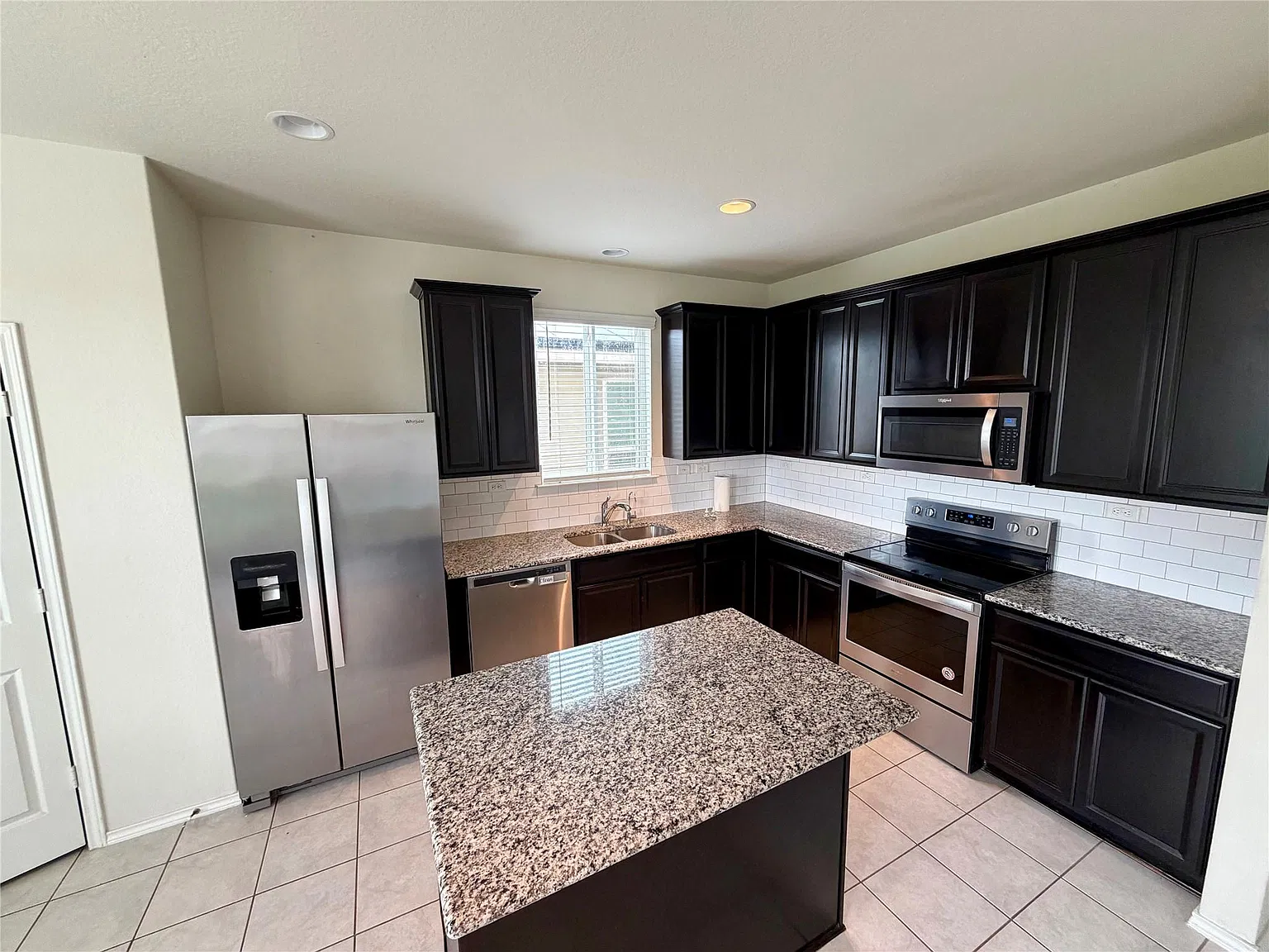 4 bed, 3.0 bath, 2301 sqft, $2,200 — Photo 2