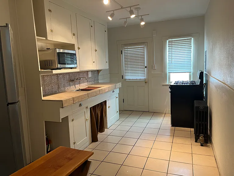 Lovely, Large, & Bright 1 Bed in Beautiful Downtown Courtyard Complex — Photo 39