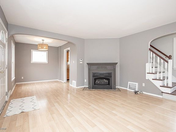 5th image of 14524 Montrose Ave