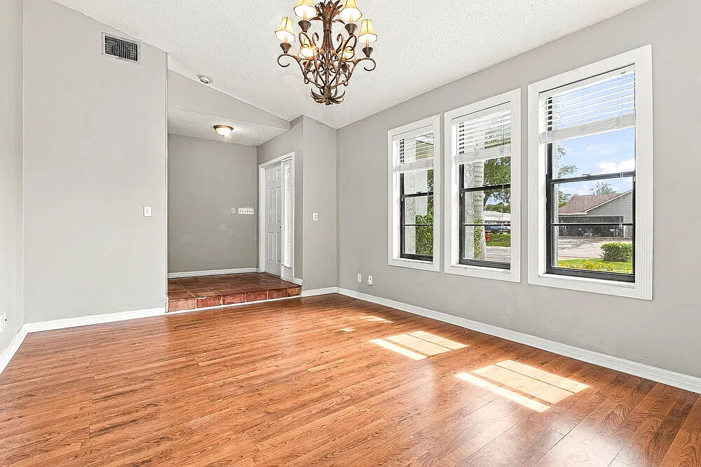 3 bed, 2.0 bath, 1979 sqft, $3,440 — Photo 3