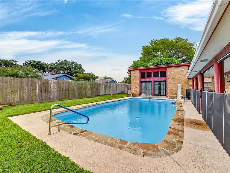 5025 Romford Dr — Photo 2
