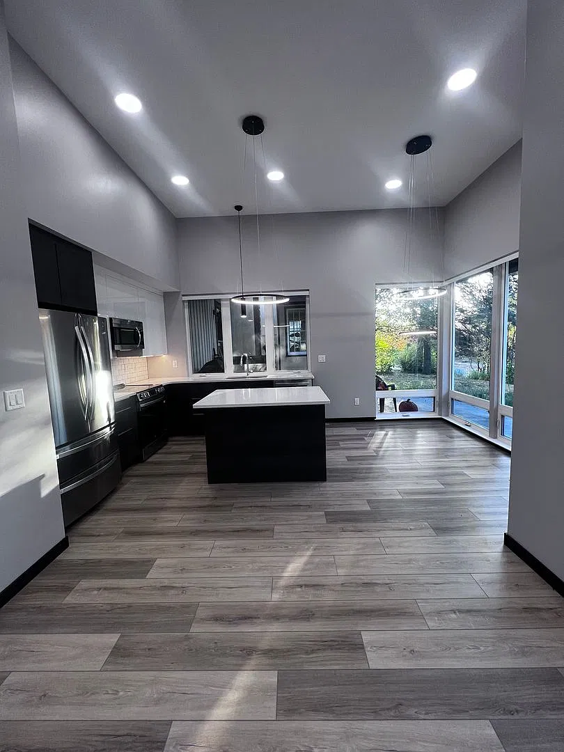 4005 Robinson Street — Photo 3