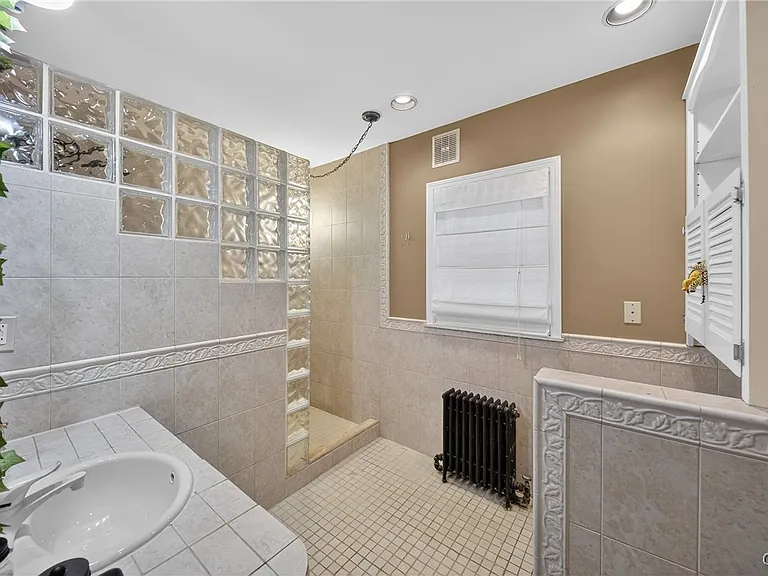2340 Court St — Photo 15