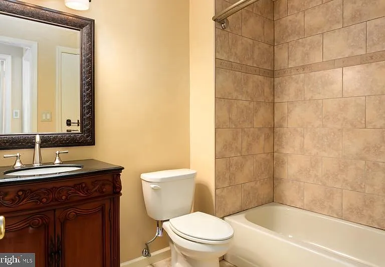 140B Bradford Ct #B — Photo 18