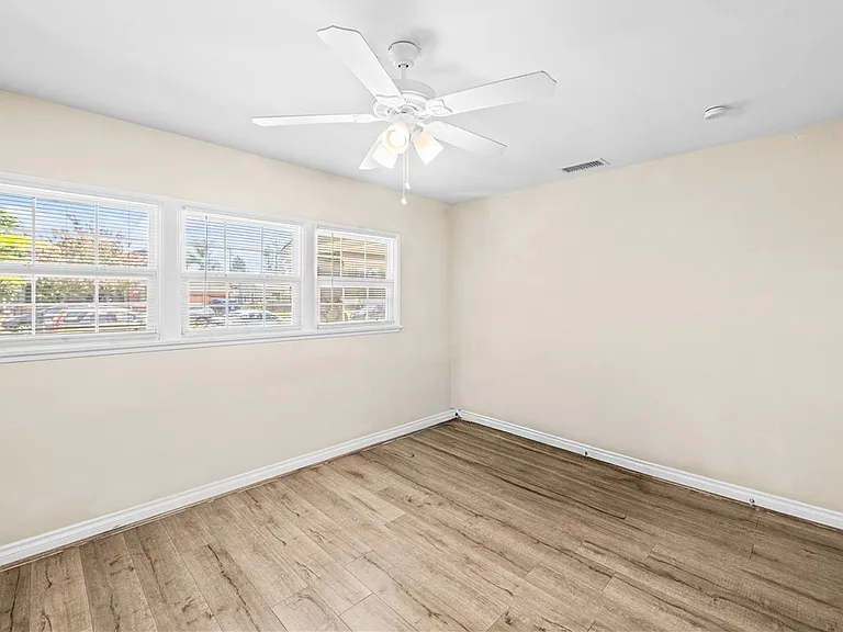 542 N Waverly St — Photo 29