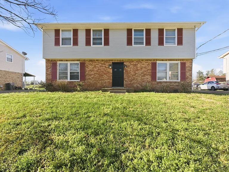 731 McPherson Dr — Photo 1