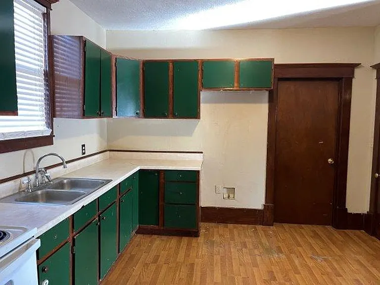 505 SW 3rd St — Photo 2