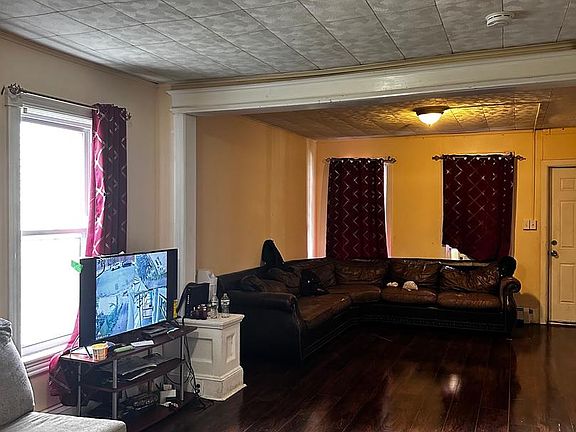3rd image of 211 Elm St