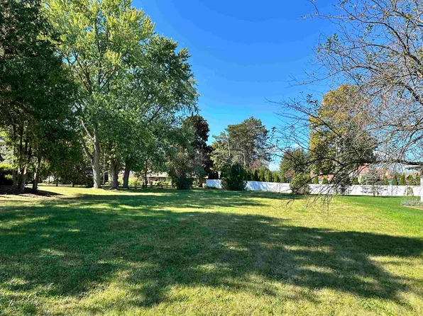 1112 Holyrood St, Midland, MI 48640