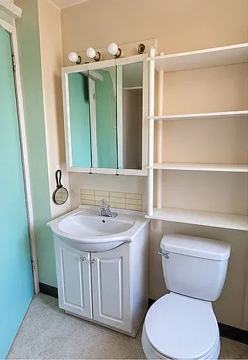 Cute 2 Bed/ 1 Bath Lower Unit, with a great 3 season front porch, and corner lot with a nice yard. — Photo 4