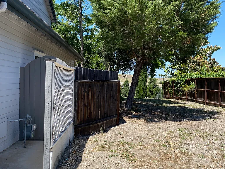 140 Helgren Ct — Photo 15
